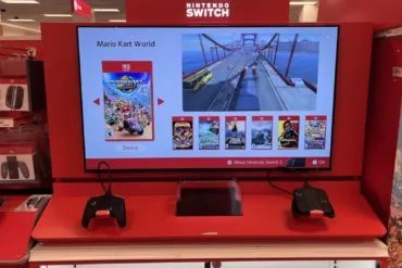 Postazione demo Nintendo Switch 2 con Mario Kart World su schermo e due controller