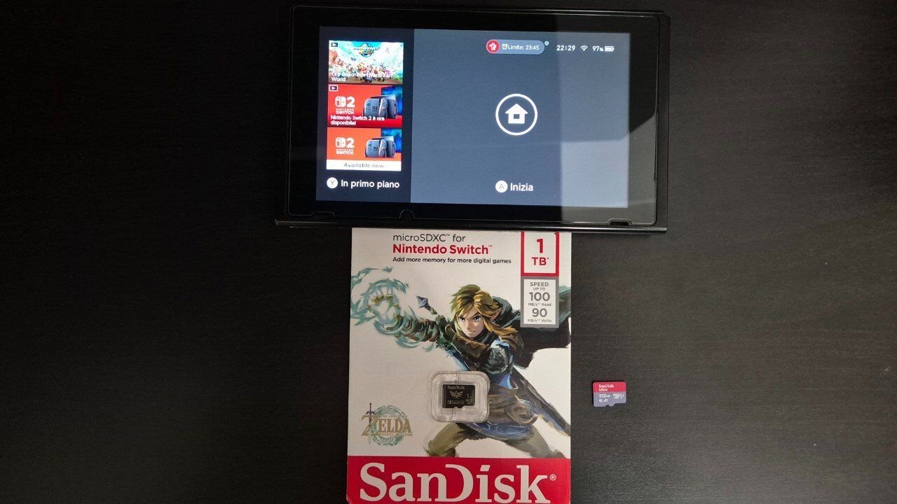 Nintendo Switch con schermata home, confezione SanDisk MicroSDXC Zelda Edition 1TB e scheda microSD per espansione memoria console