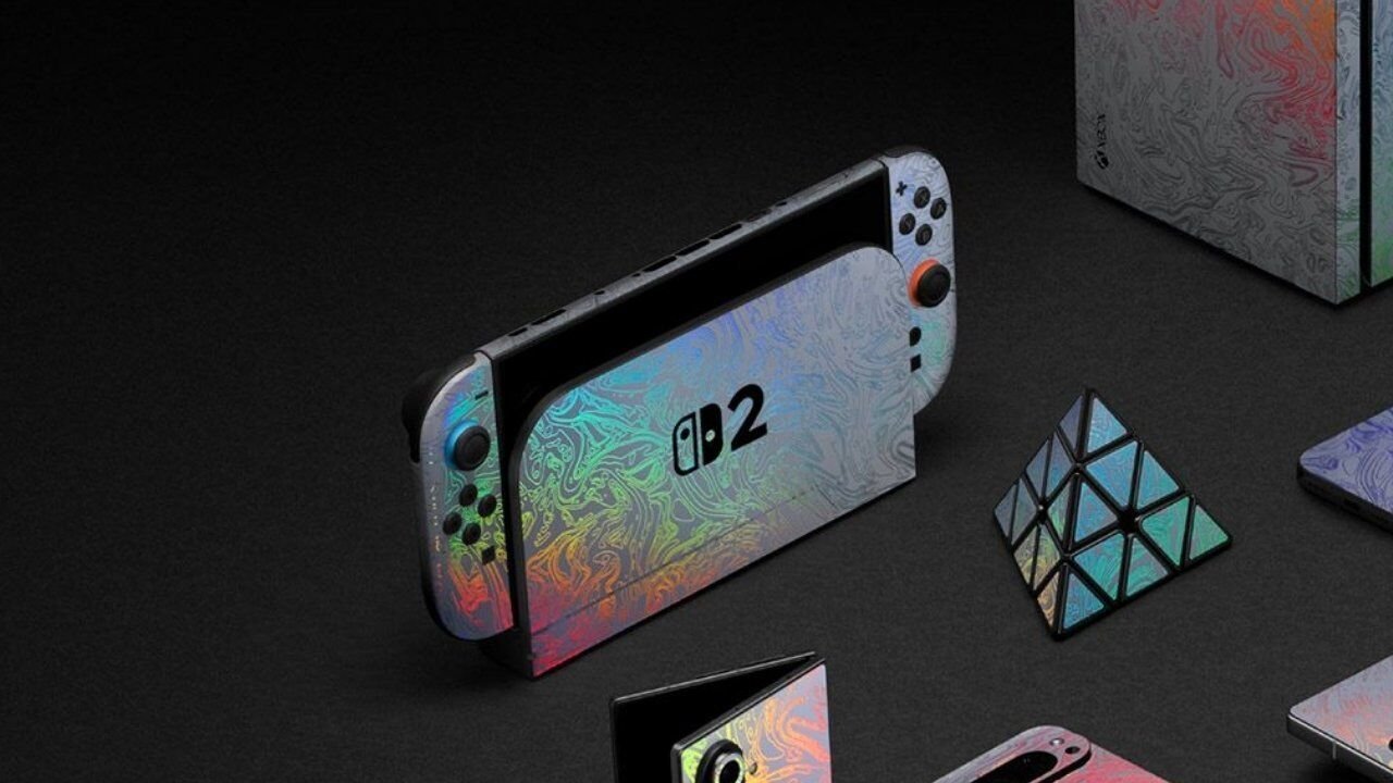 Le nuove skin Holo White e Triple White Damascus applicate su una Nintendo Switch 2, con un design elegante e futuristico.