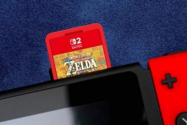 Cartuccia rossa Nintendo Switch 2 inserita in Nintendo Switch