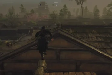 Naoe esegue un salto manuale tra i tetti del Giappone in Assassin's Creed Shadows su Nintendo Switch 2.