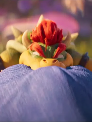 Mini Bowser arrabbiato mentre morde Mario nel trailer di The Super Mario Galaxy Movie.